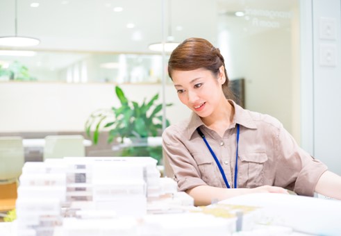 大手不動産会社の法務コンプラ事務／残業ほぼなし